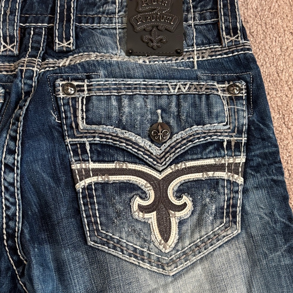 Rock Revival Men's Relaxed Fit Faded Blue Jeans - Picture 4 of 4